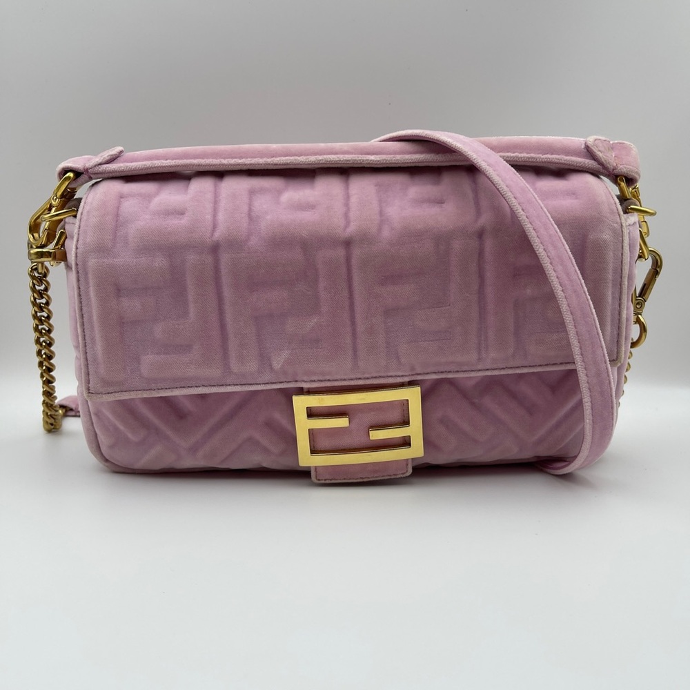 Fendi Baguette Velvet medium size Handbag In
Pink valentine limited edition